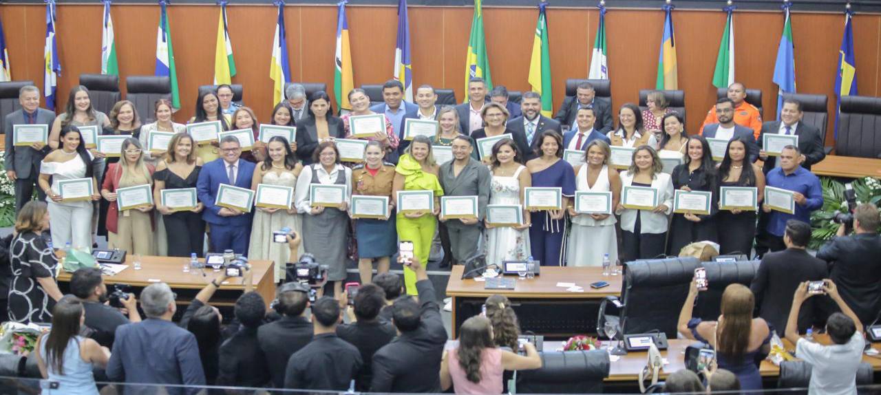 No momento, você está visualizando Deputados aprovam requerimentos para realização de sessões solenes e itinerante