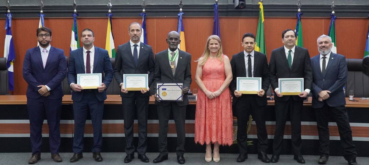 No momento, você está visualizando ALERR homenageia procuradores da Casa e desembargador do TRT com honrarias legislativas