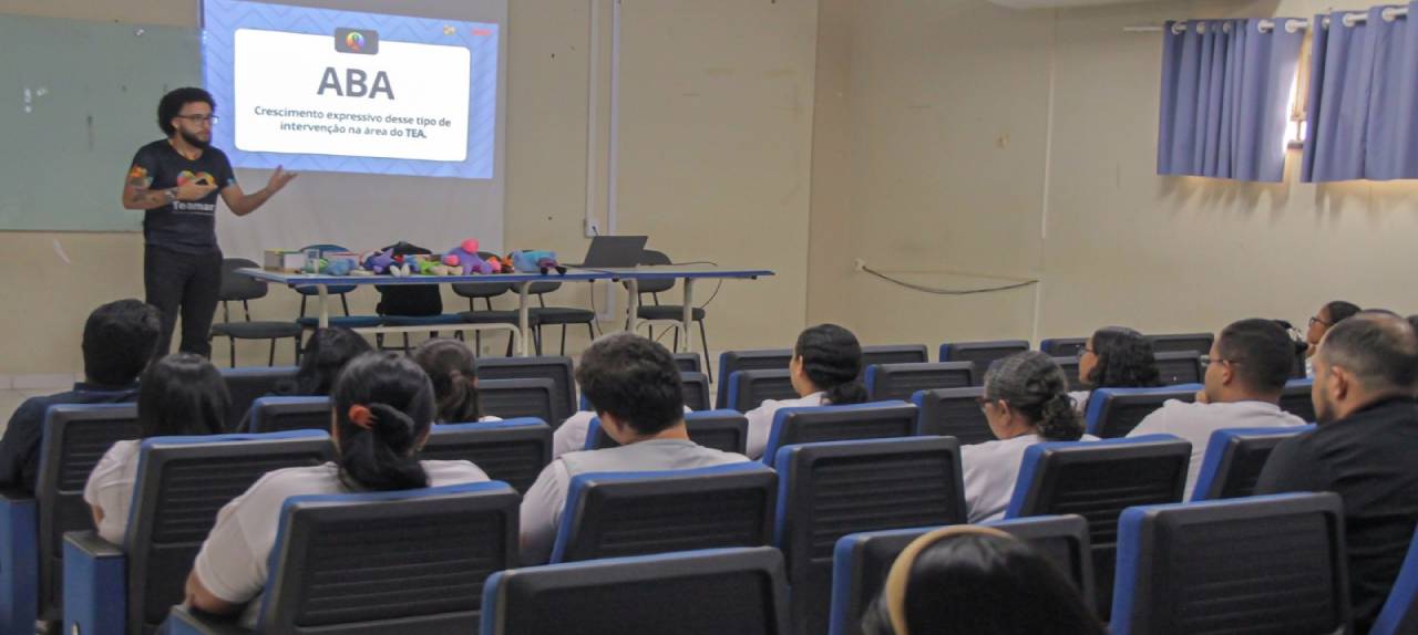 No momento, você está visualizando Teamarr capacita monitores do Colégio de Aplicação para atender crianças atípicas