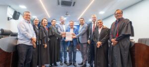 Leia mais sobre o artigo Presidente da ALERR participa da assinatura de acordo que reforça a transparência das emendas