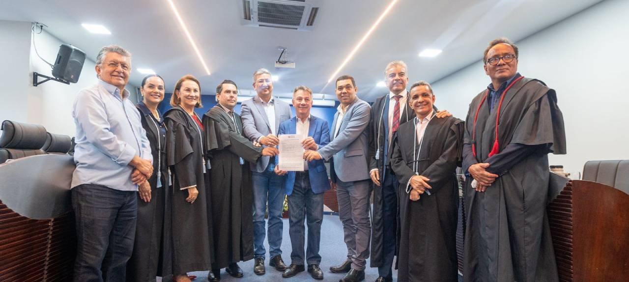 No momento, você está visualizando Presidente da ALERR participa da assinatura de acordo que reforça a transparência das emendas