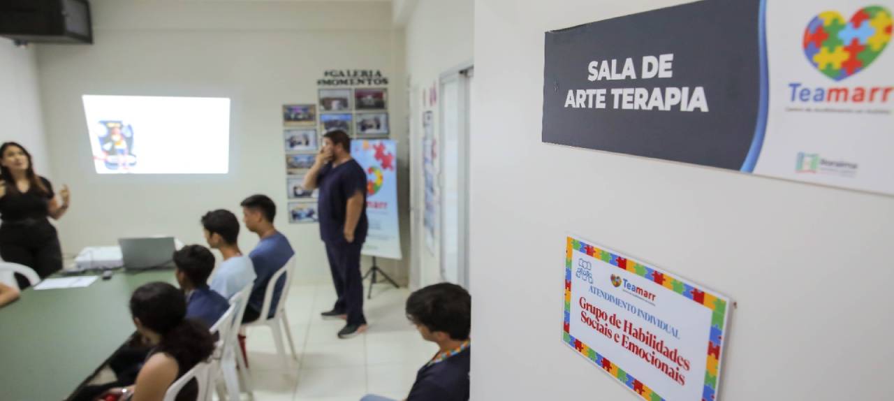 No momento, você está visualizando Adolescentes do Teamarr participam de palestra sobre uso consciente das redes sociais