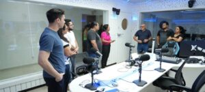 Leia mais sobre o artigo Alunos vivenciam primeira aula prática do curso de radialista no estúdio da ALERR