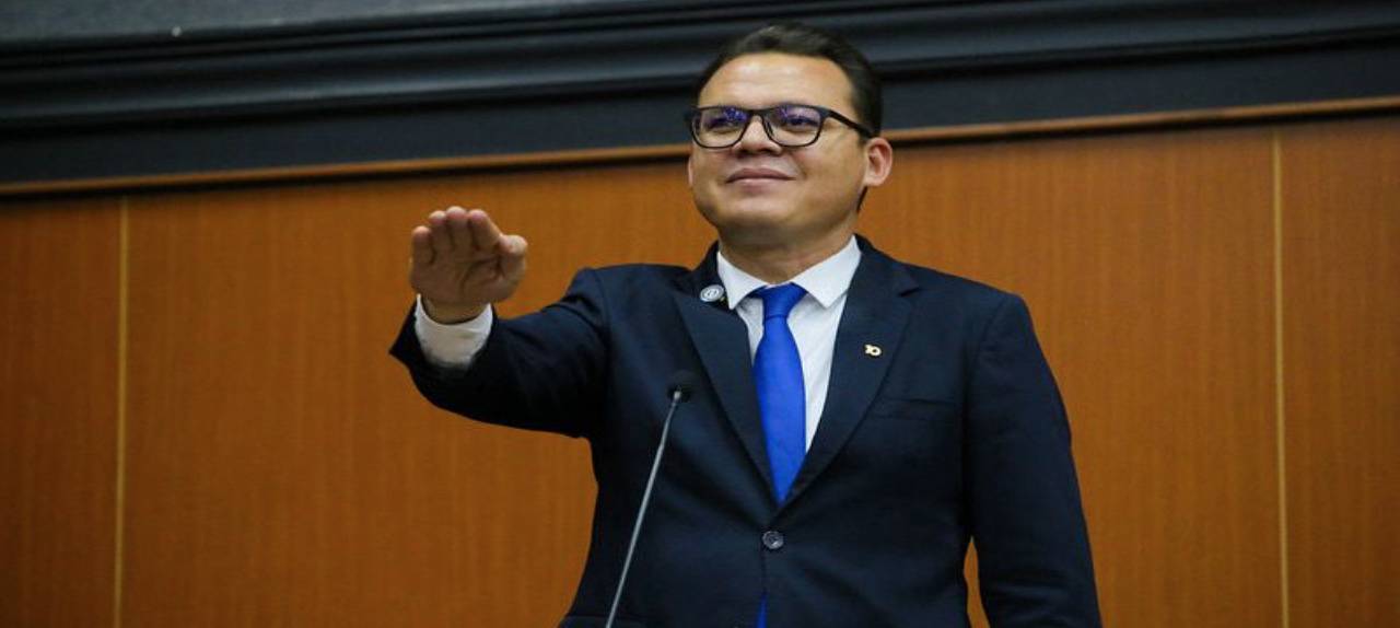 No momento, você está visualizando Mesa Diretora empossa Rogério Borges no cargo de deputado estadual